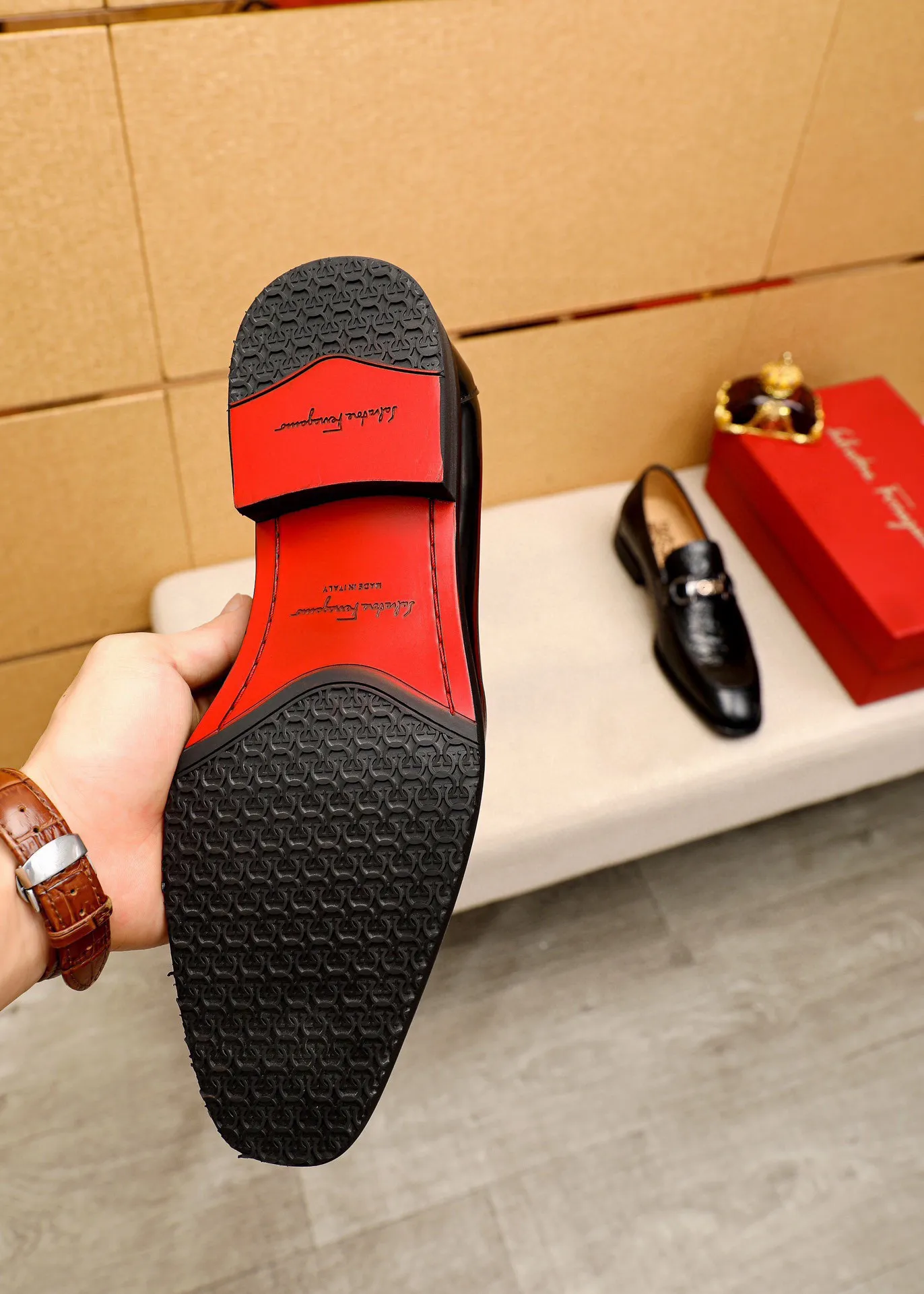 Men's shoes 💰460 💐 Product trademark: Ferragamo "Ferragamo" casual leather shoes Regular size: 38-44 (custom-made for 45🉑️) Product materials: Selected imported first-layer calfskin embossed upper + original hardware buckle, imported water-dyed cowhide leather lining. Strong three-dimensional visual effect, combined outsole Color: 1⃣️color optional